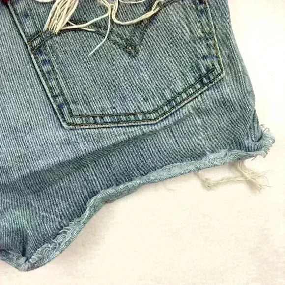 Levi’s Retro Highrise Butterfly Light Wash Distressed Wedgie Jean Shorts Size 26 - Picture 5 of 16
